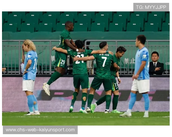 深圳新鹏城边后卫套上，低平球横扫门前险些破门