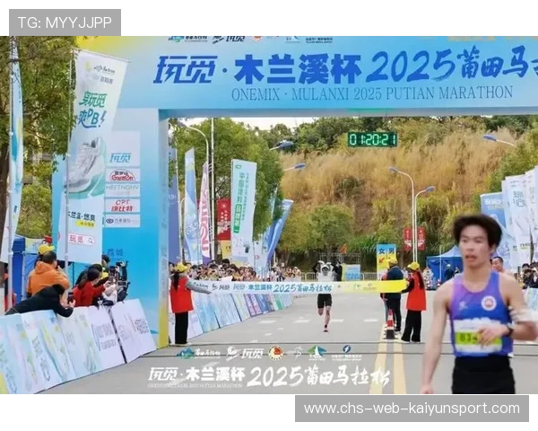 女子马拉松季军把花束让给跑错路线仍坚持完赛的选手：她今天更需要鼓励
